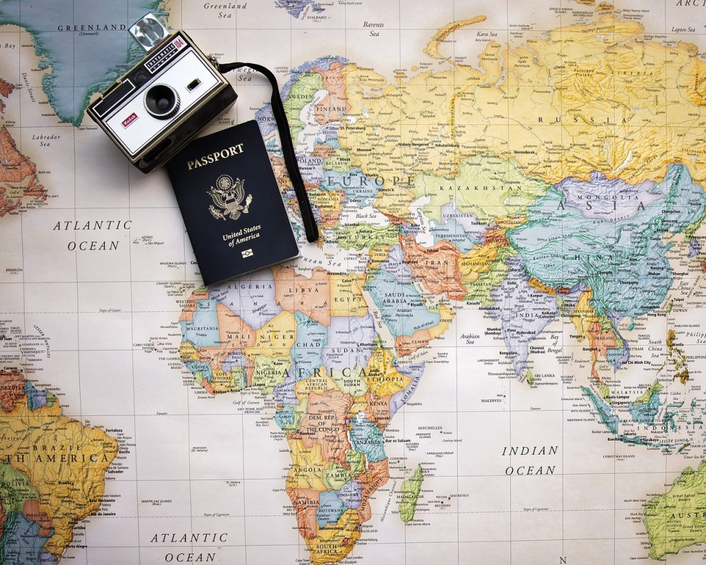 מםת העולם עם דרכון ומצלמה